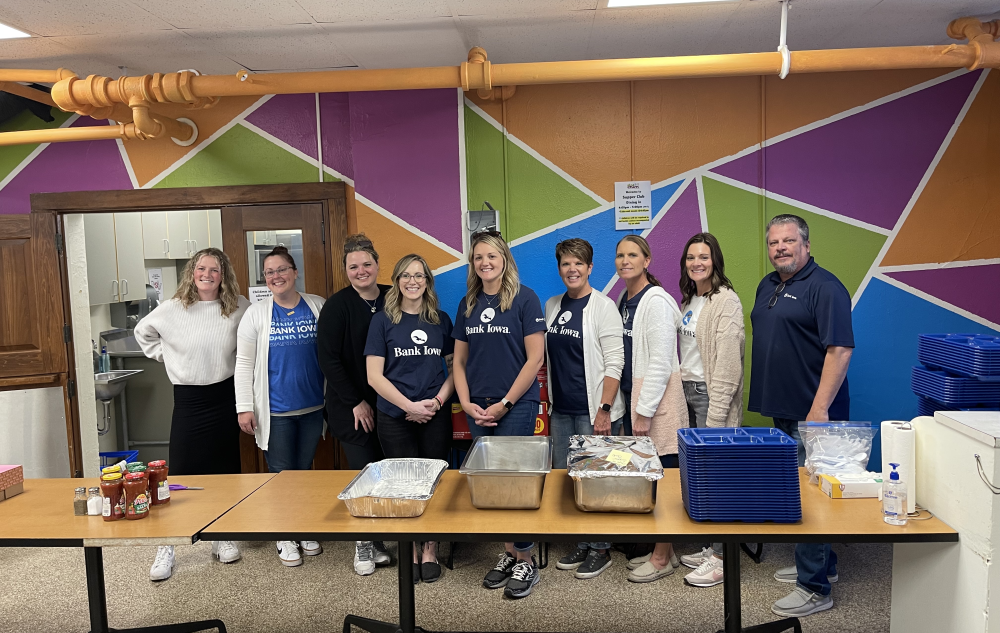 Bank Iowa Volunteers at CFUM