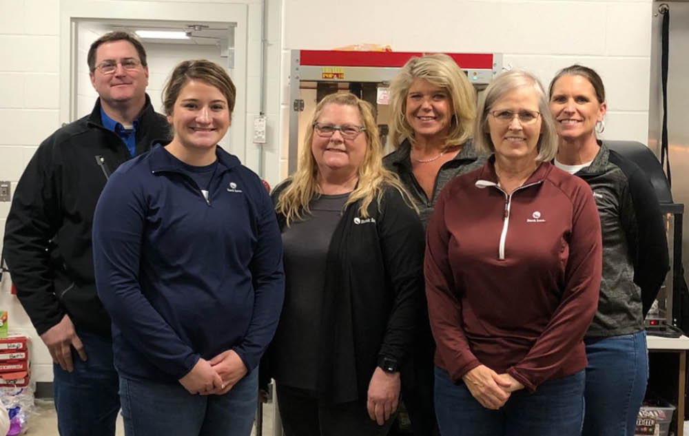 Red Oak Volunteers for Local Basketball Game